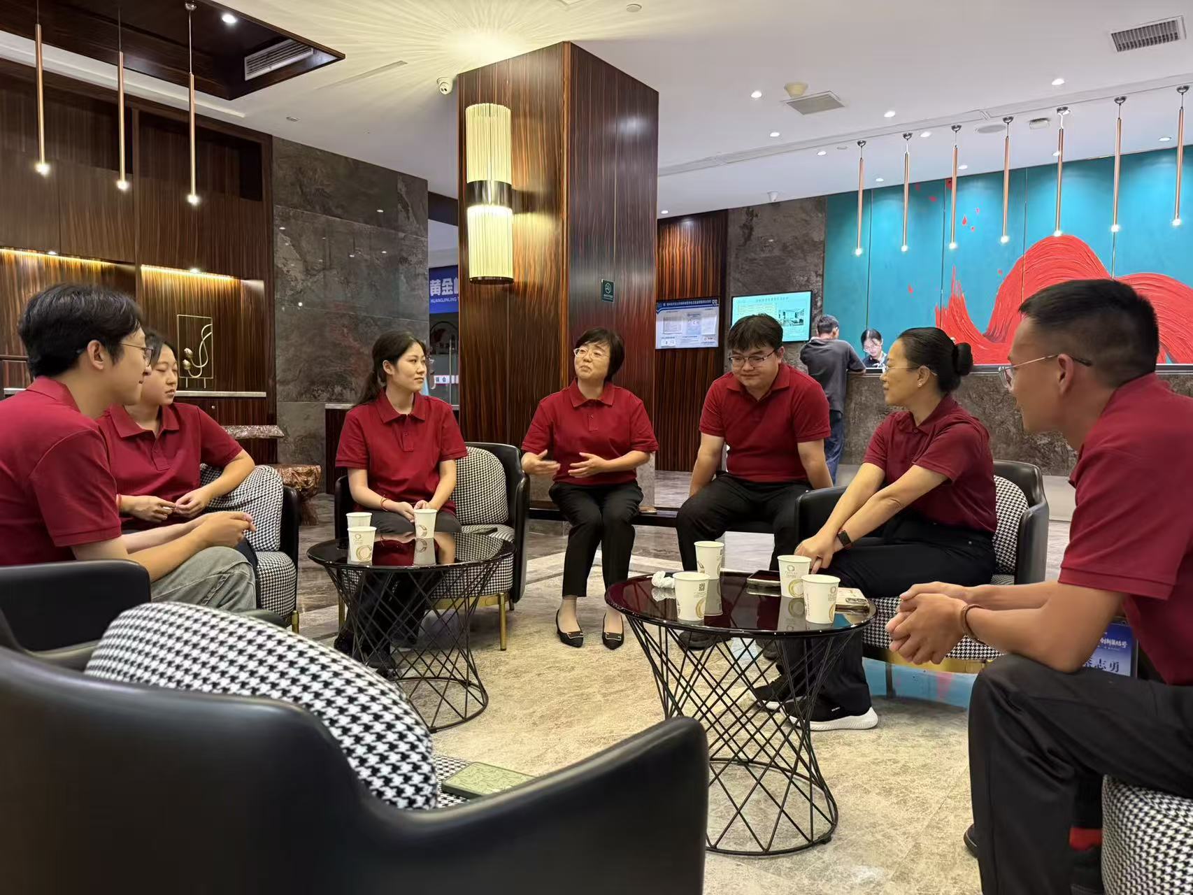 电子产品采购案例,现代化工业设备展示,明亮工厂环境